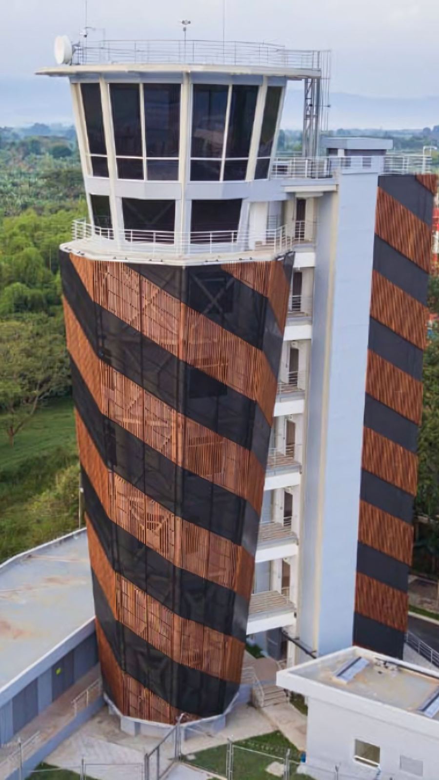 Torre de control Aeropuerto El Edén, Armenia, Quindío: estructura metálica de GVS Construcciones