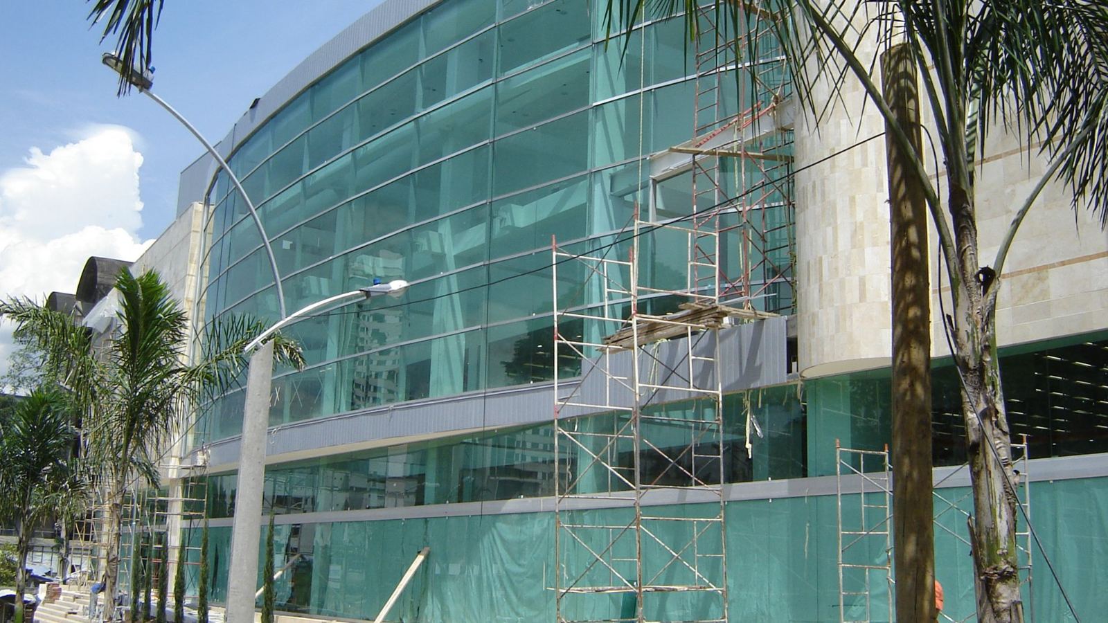 Librería Panamericana Medellín, Avenida El Poblado, Medellín: estructura metálica de GVS Construcciones